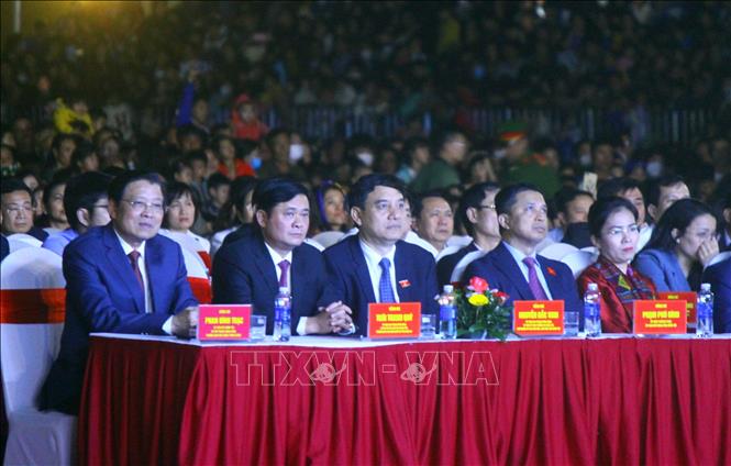 Đồng chí Phan Đình Trạc dự Lễ kỷ niệm 10 năm thành lập thị xã Hoàng Mai