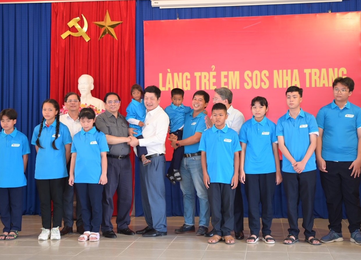 Thủ tướng thăm, trao quà cho làng SOS Nha Trang và trẻ mồ côi do COVID-19