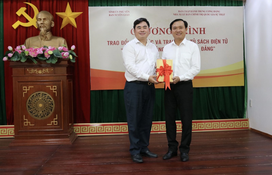 Tặng các Tủ sách điện tử cho Ban Tuyên giáo Tỉnh ủy Phú Yên