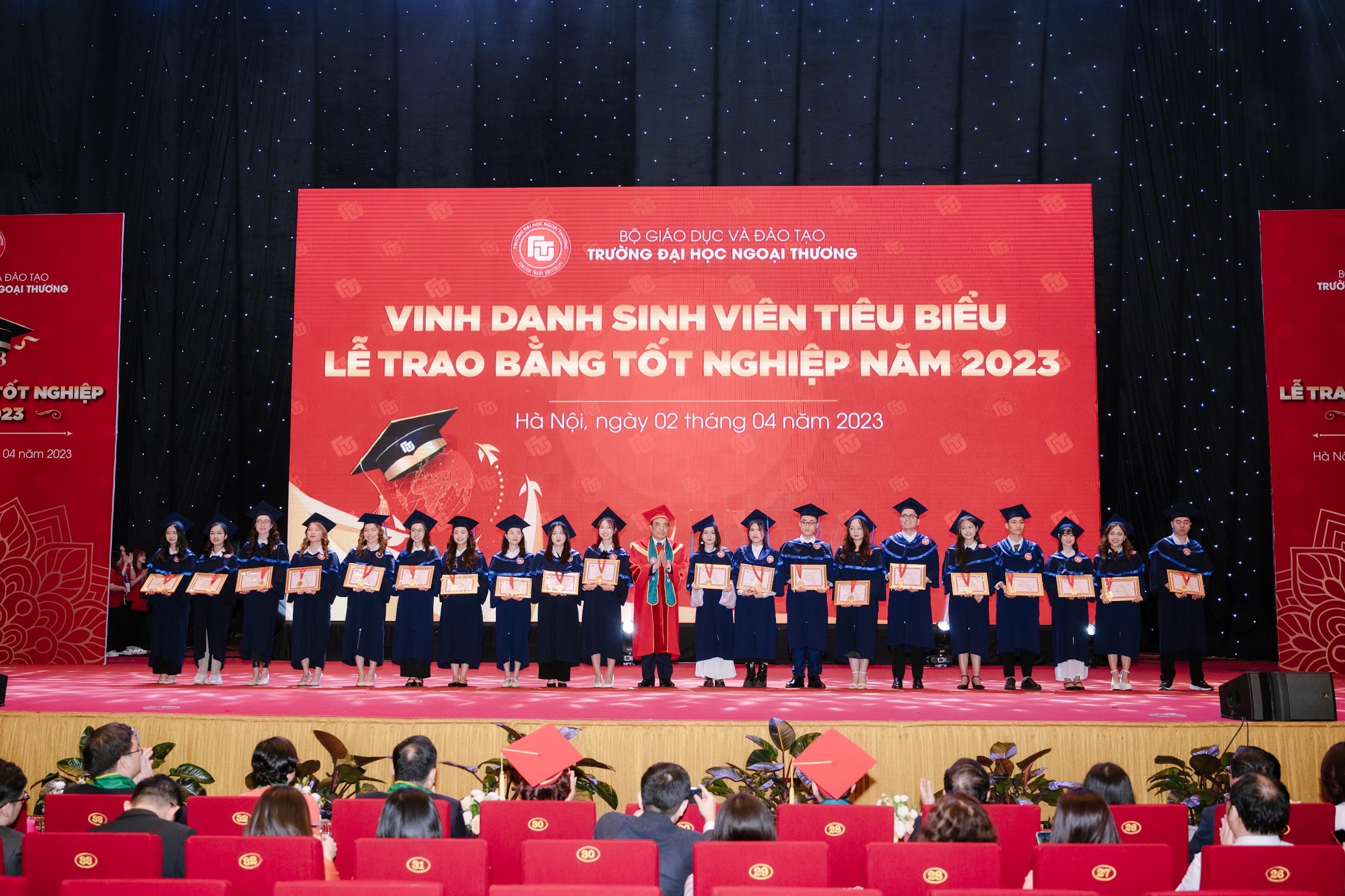 Gần 1300 sinh viên Trường ĐH Ngoại thương nhận Bằng tốt nghiệp năm 2023