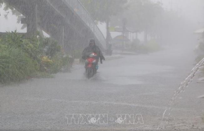 Xe khách đâm vào nhà dân khiến 10 người thương, vong