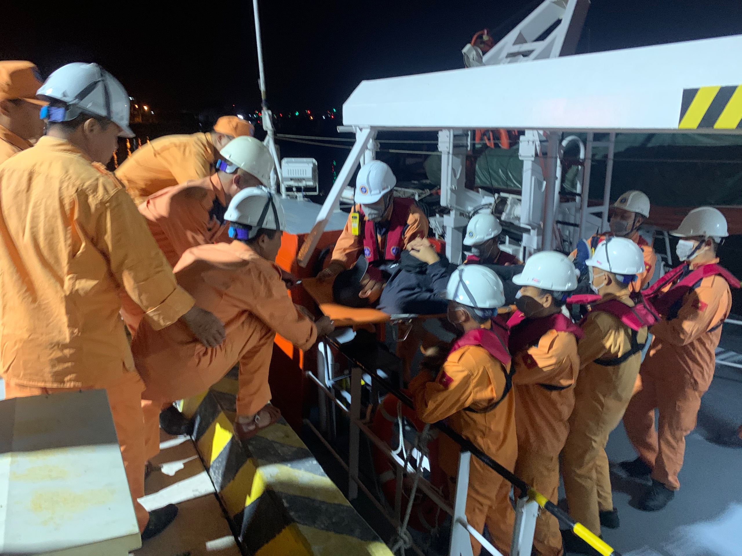 Cứu thuyền viên nước ngoài gặp nạn trên biển