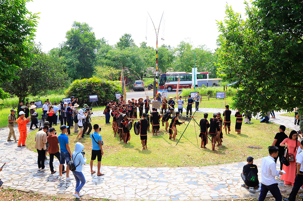 “Sắc màu văn hóa các dân tộc Việt Nam”