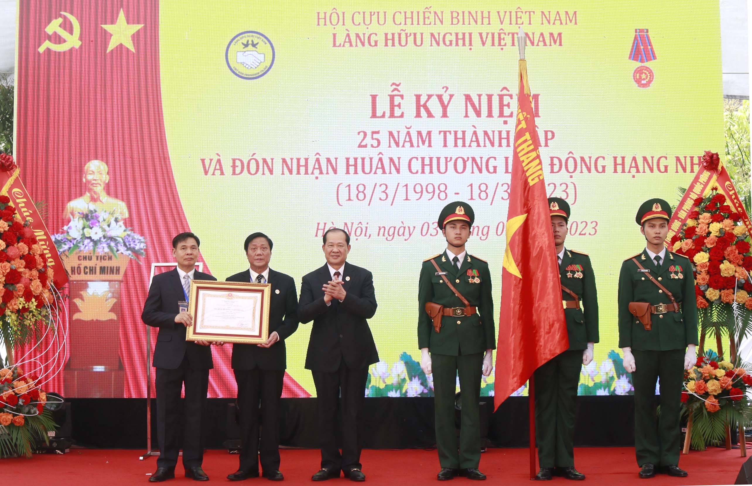 Làng Hữu nghị Việt Nam đón nhận Huân chương Lao động hạng Nhì