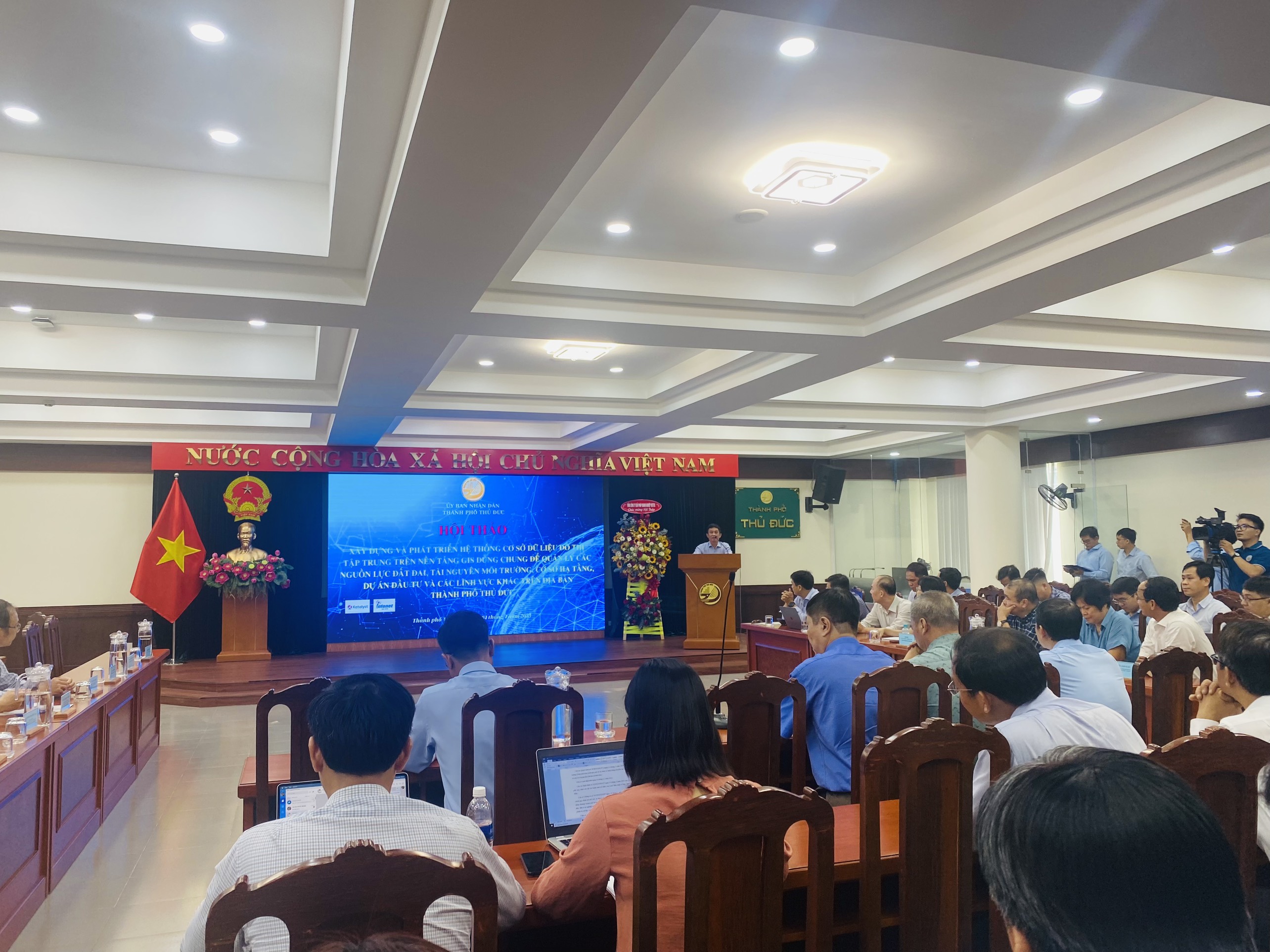 Xây dựng và phát triển hệ thống cơ sở dữ liệu đô thị tập trung trên nền tảng GIS