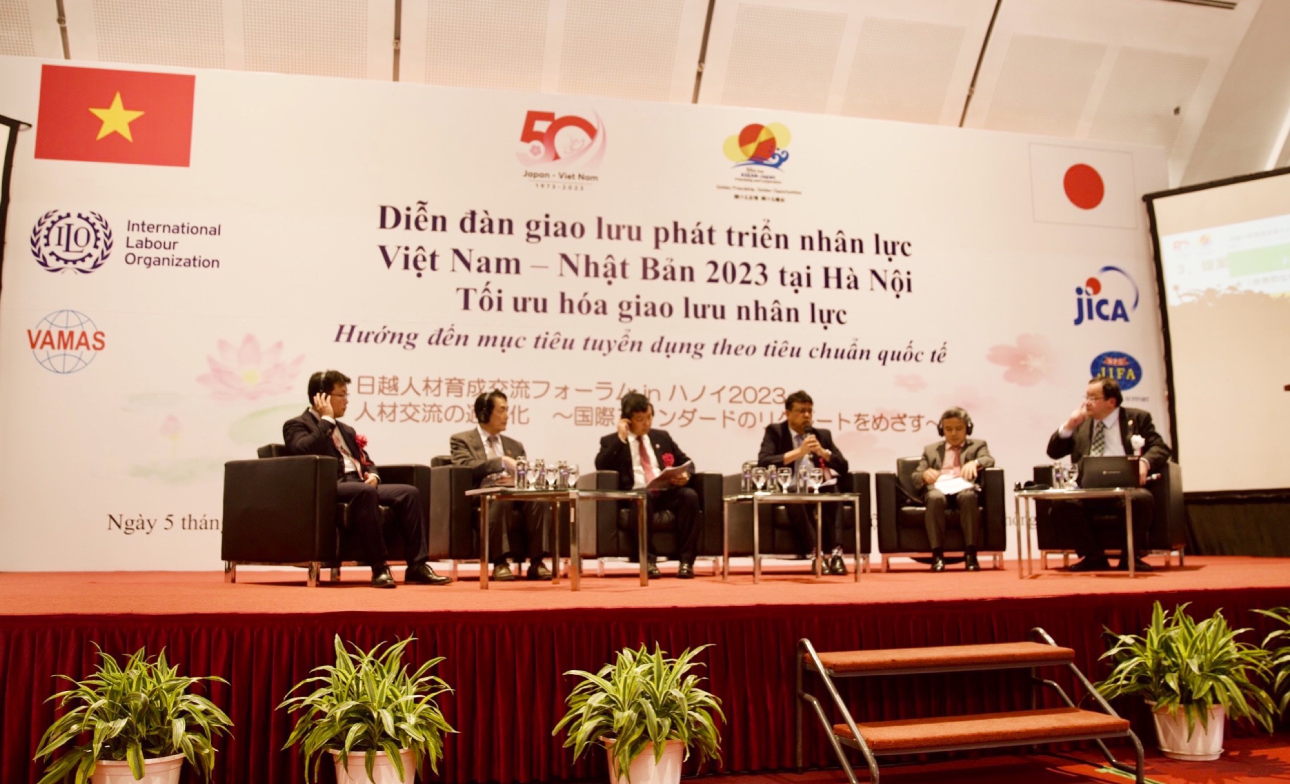 Phát triển nguồn nhân lực Việt Nam theo tiêu chuẩn quốc tế