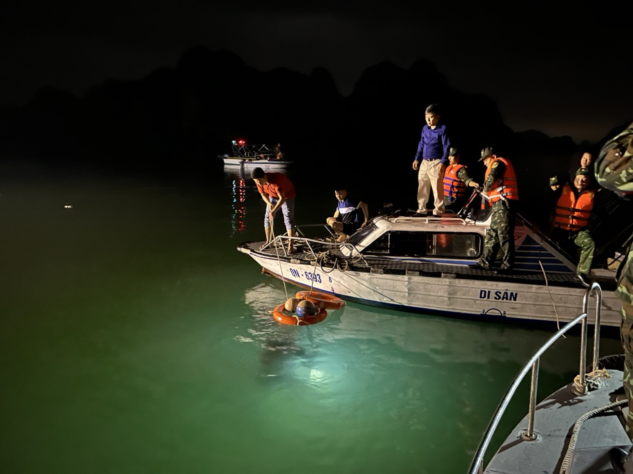 Nỗ lực tìm kiếm người mất tích trong vụ rơi máy bay ở Vịnh Hạ Long
