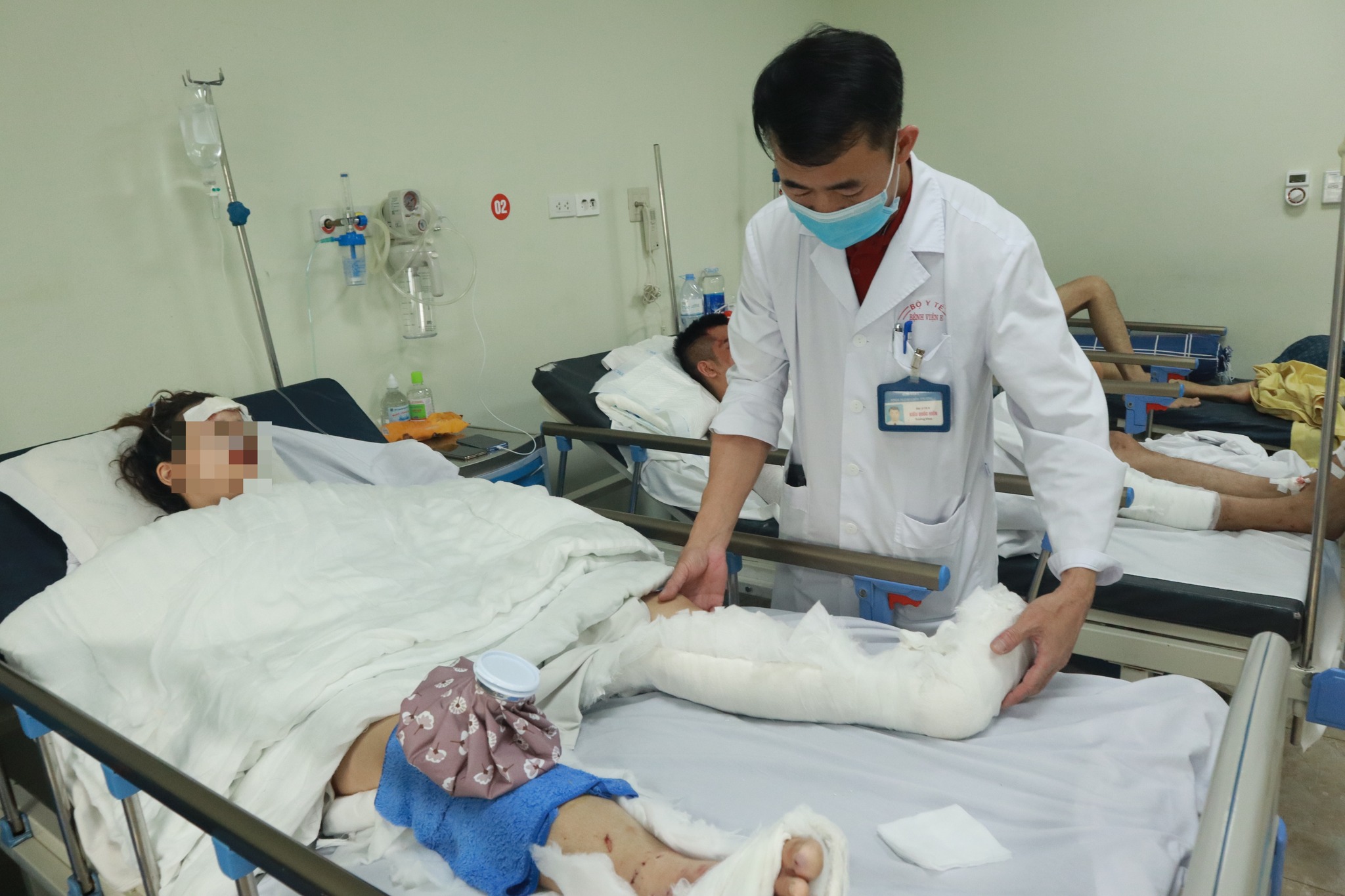 Vụ tai nạn xe liên hoàn ở Hà Nội Mẹ bé gái 3 tuổi bị chấn thương nặng