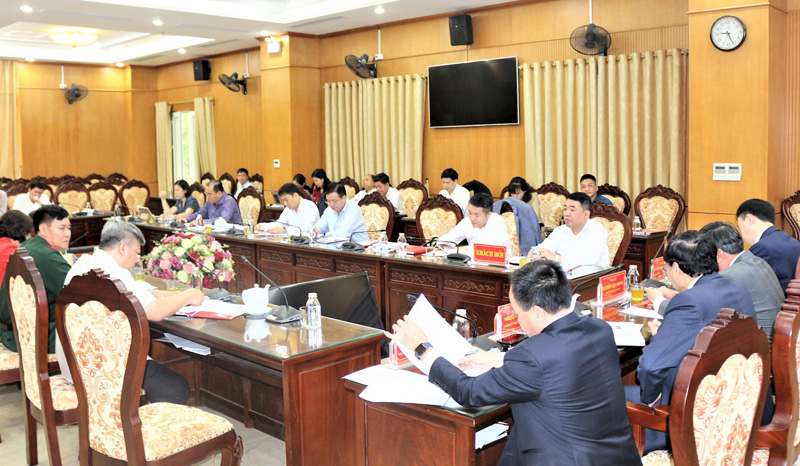 Đẩy nhanh tốc độ chuyển dịch cơ cấu kinh tế, phát triển dịch vụ, thương mại
