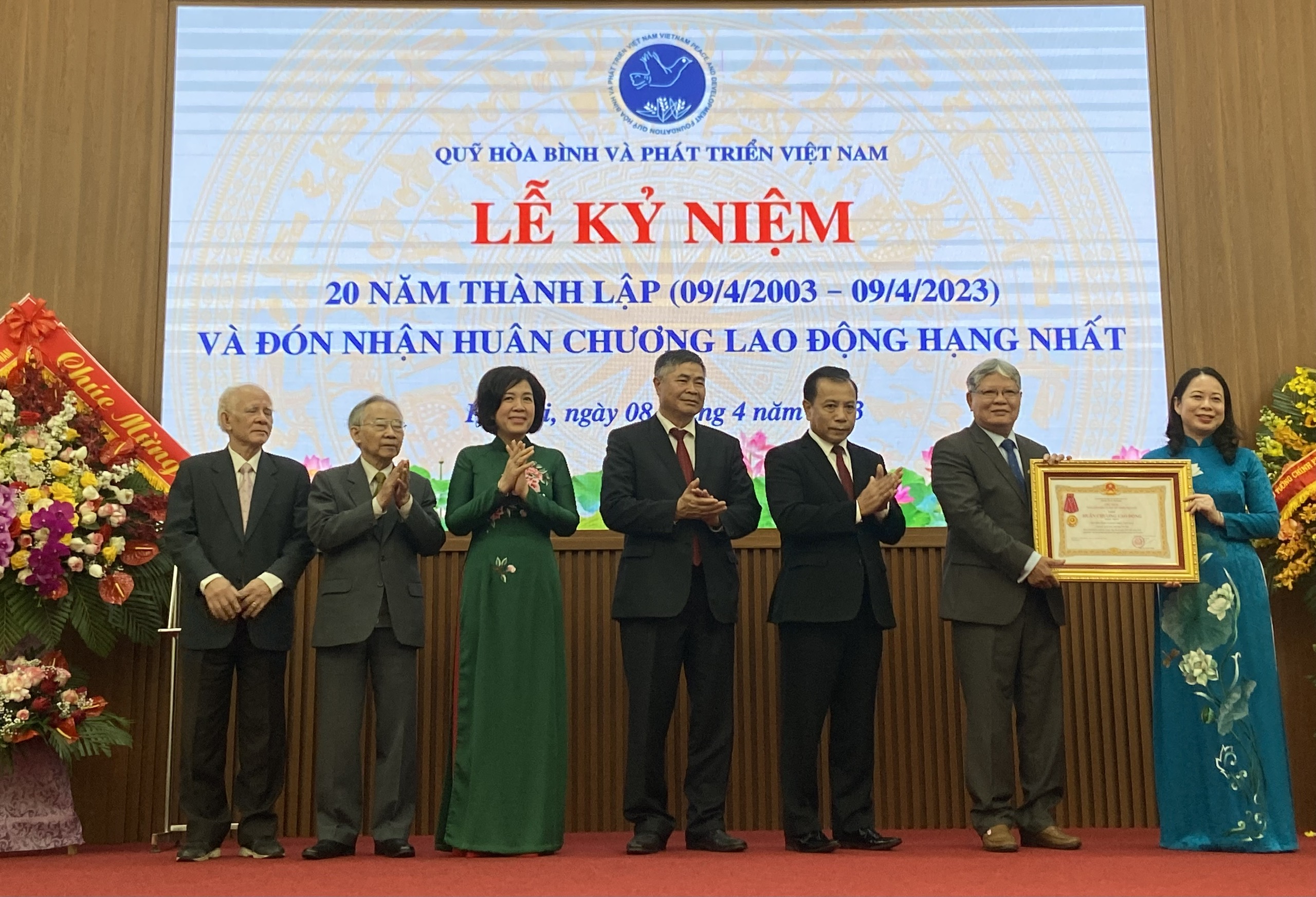 Quỹ Hòa bình và Phát triển Việt Nam đón nhận Huân chương Lao động hạng Nhất