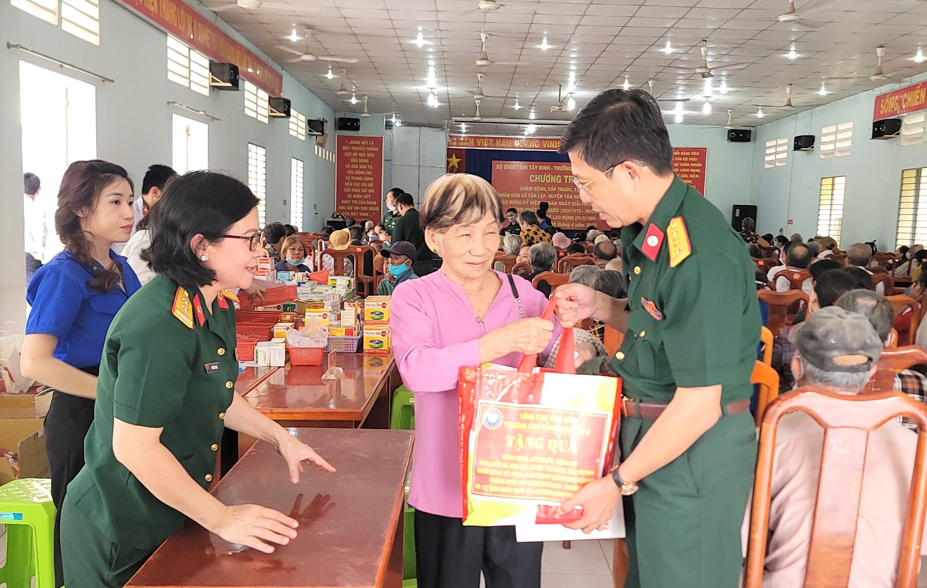 Khám bệnh, cấp thuốc, tặng quà cho người dân biên giới Tây Ninh