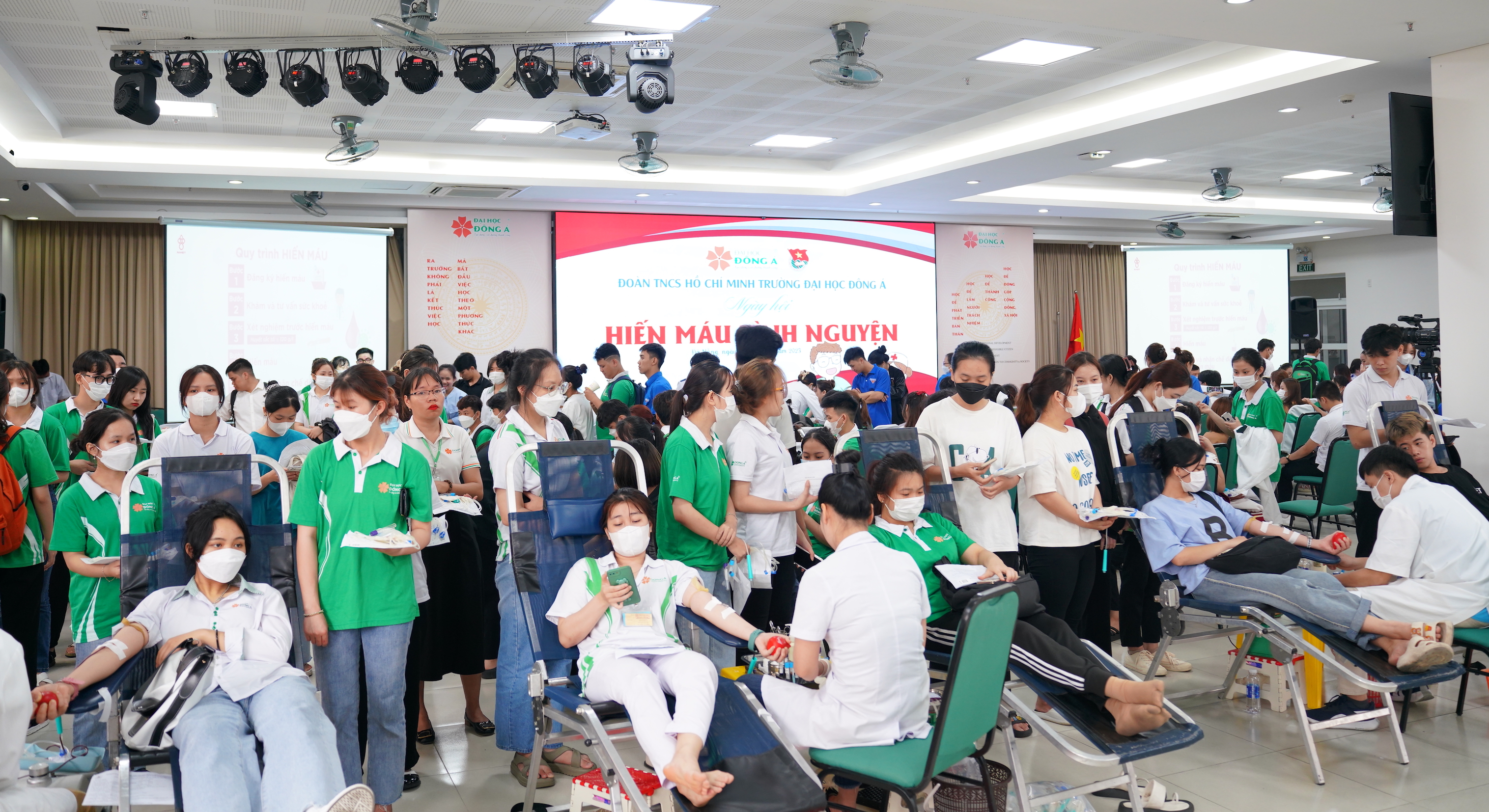 Hiến máu tình nguyện Nghĩa cử đẹp của sinh viên Đại học Đông Á