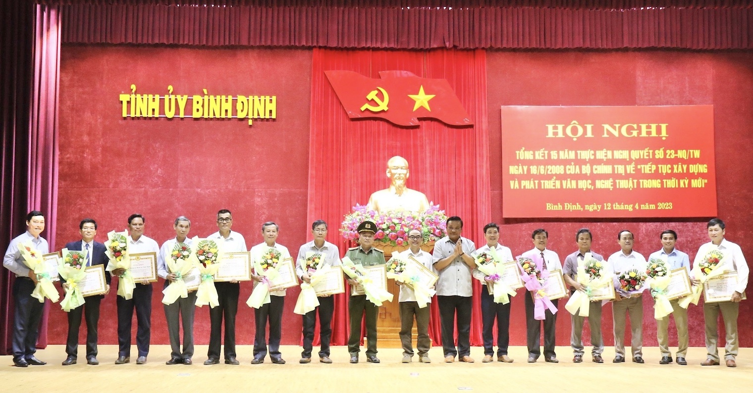 Tiếp tục và xây dựng, phát triển văn học nghệ thuật đáp ứng nhu cầu của nhân dân