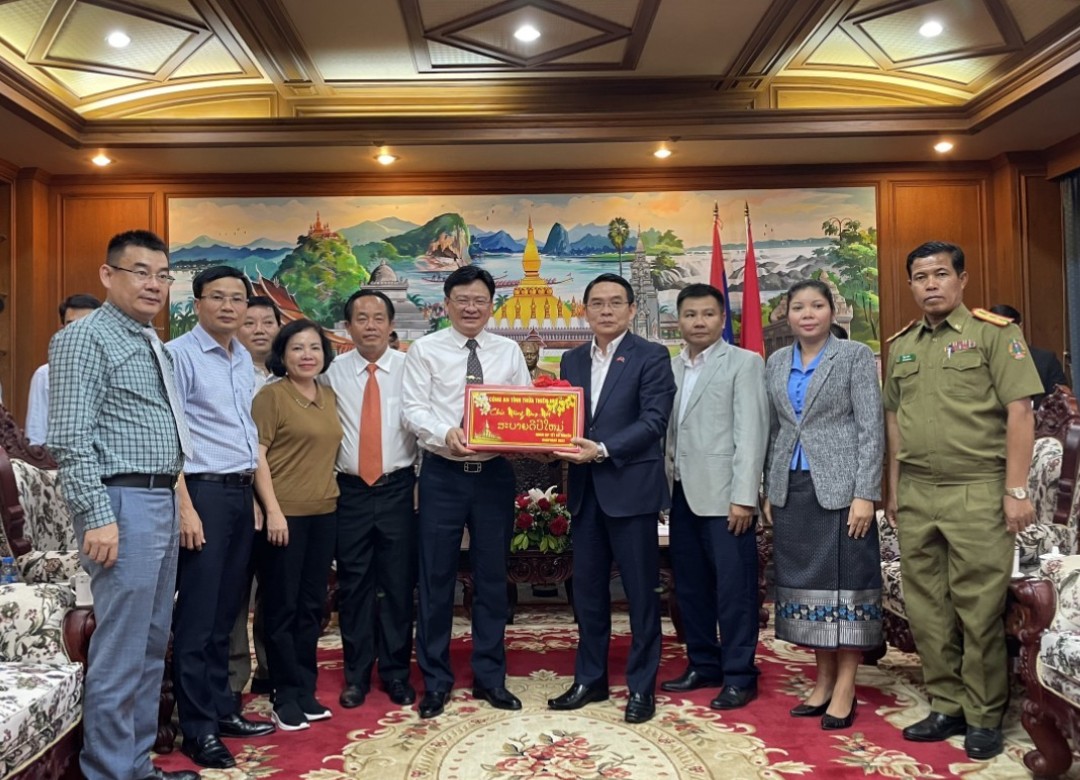 Thắm tình hữu nghị Công an tỉnh Thừa Thiên Huế và Công an nước bạn Lào