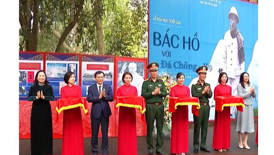 Khai mạc Triển lãm ảnh “Bác Hồ với Đá Chông - K9”