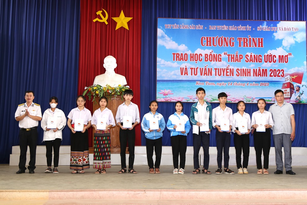 Trao học bổng “Thắp sáng ước mơ” và tư vấn tuyển sinh