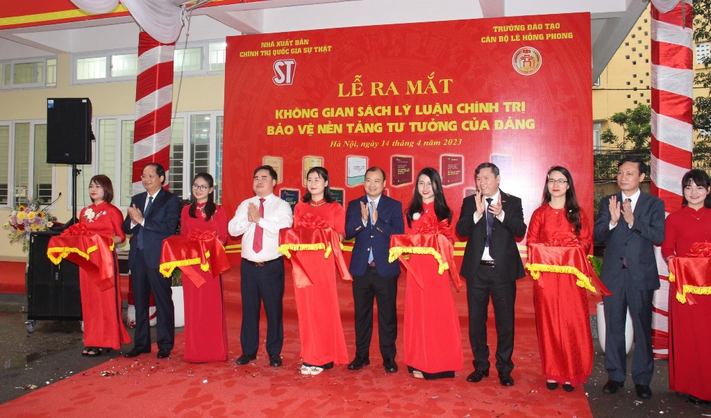 Khai trương “Không gian sách lý luận, chính trị bảo vệ nền tảng tư tưởng của Đảng”