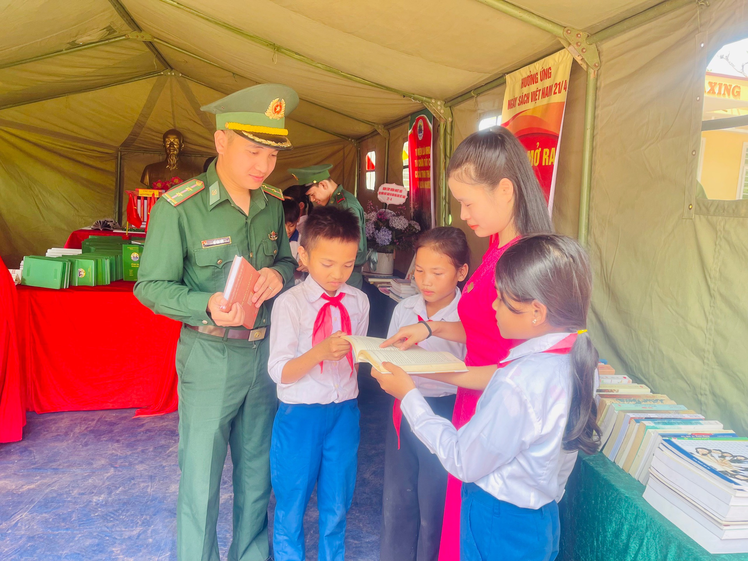 Đường sách biên cương