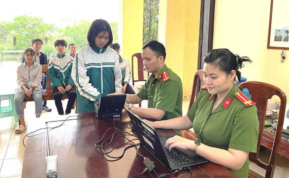 Ninh Bình Xã đầu tiên hoàn thành việc cấp Căn cước công dân cho người từ đủ 14 tuổi trở lên