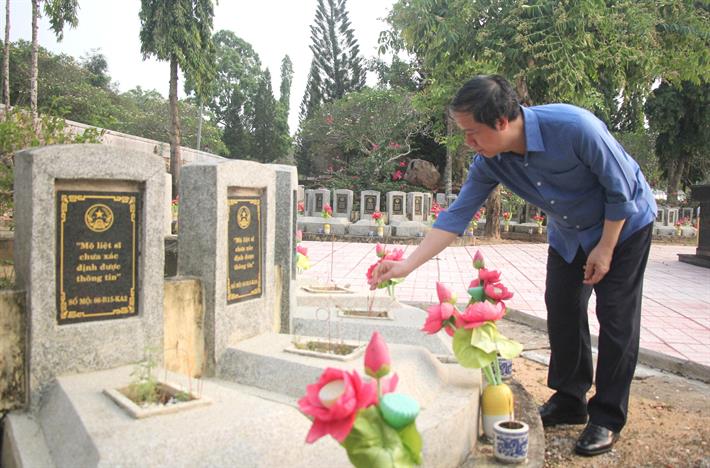 Bộ trưởng Nguyễn Kim Sơn viếng các liệt sĩ ngành Giáo dục
