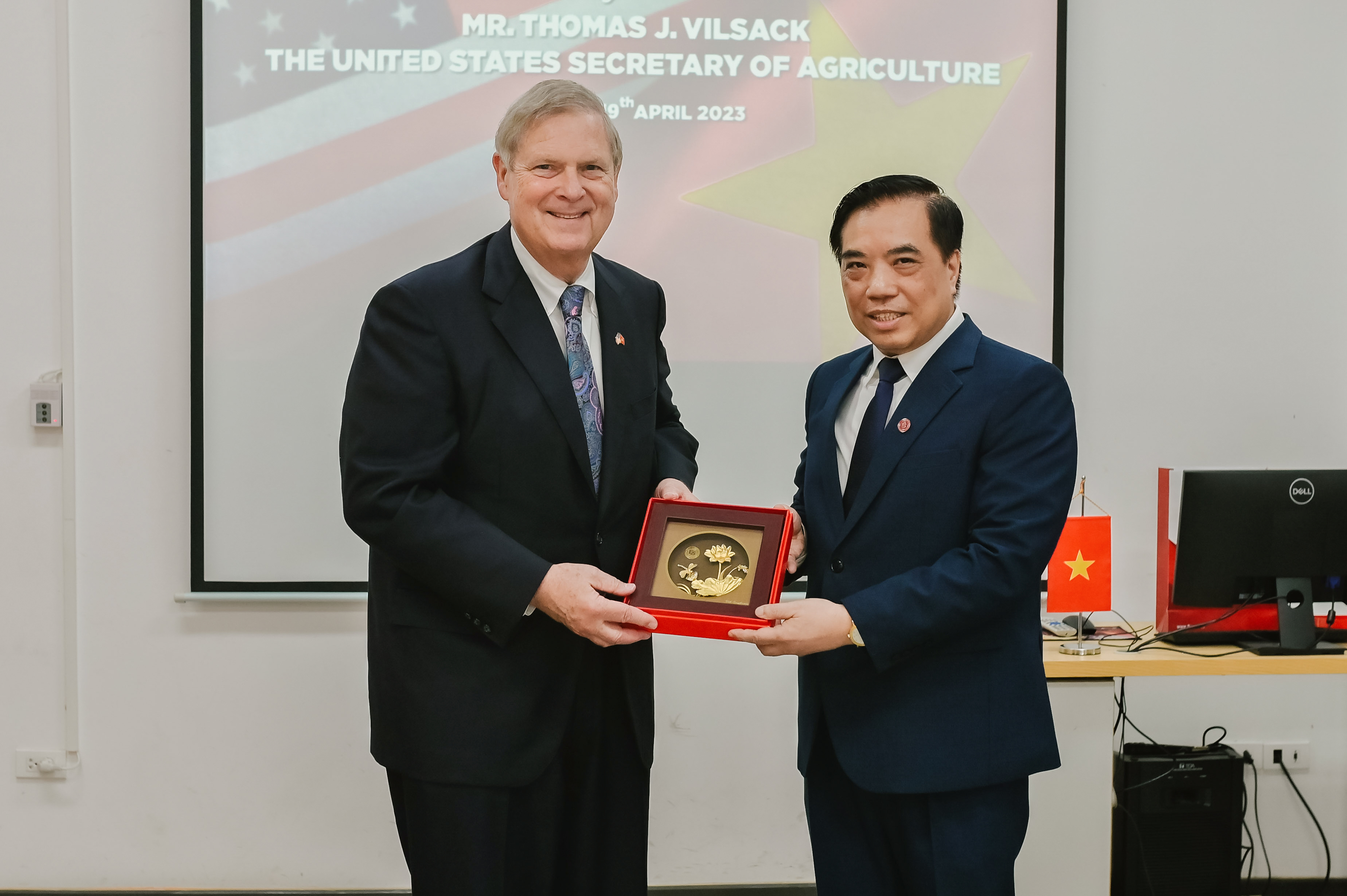 Bộ trưởng Bộ Nông nghiệp Hoa Kỳ nói chuyện với sinh viên Trường ĐH Ngoại thương
