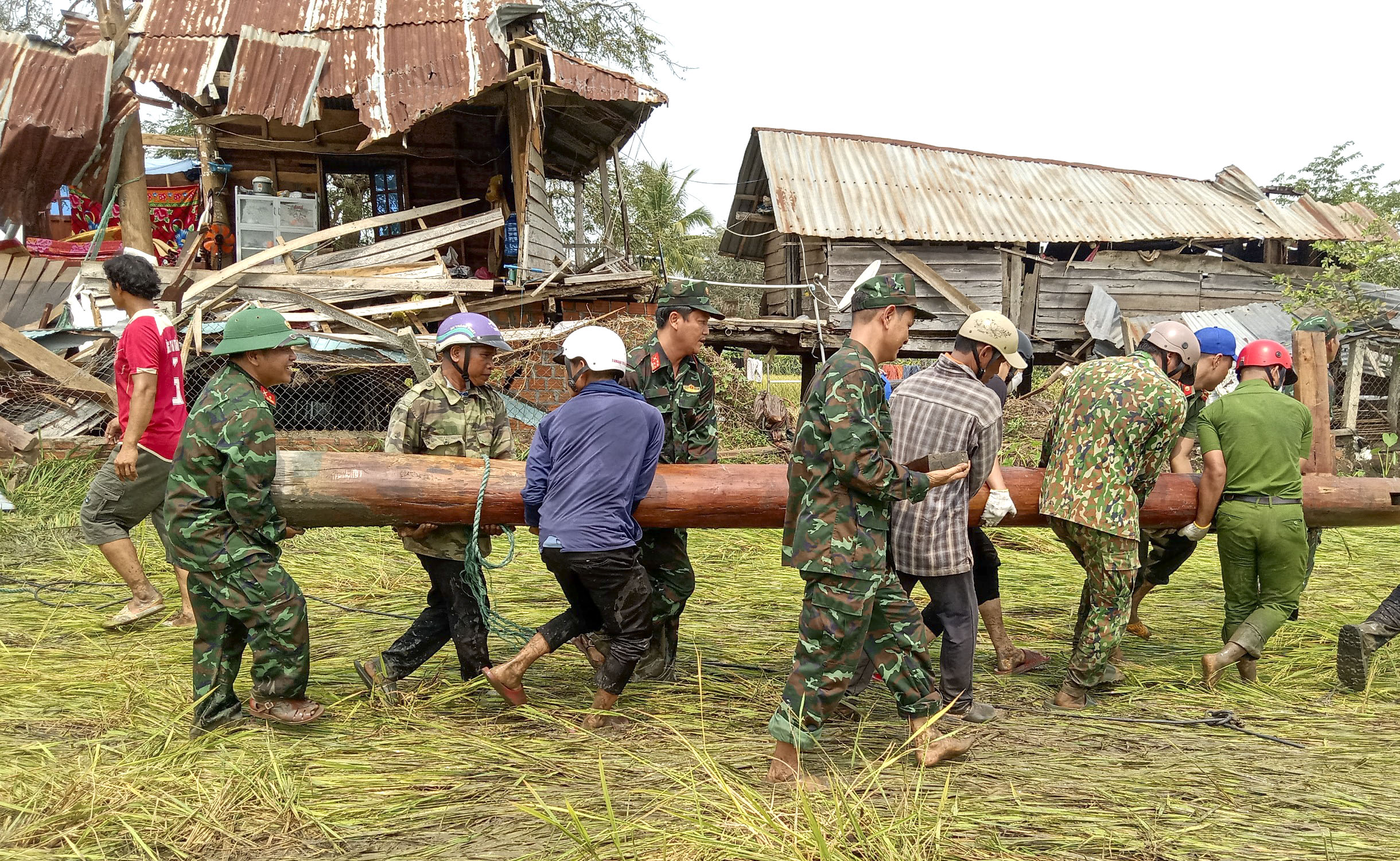 Bộ đội, dân quân giúp dân khắc phục hậu quả sau dông, lốc