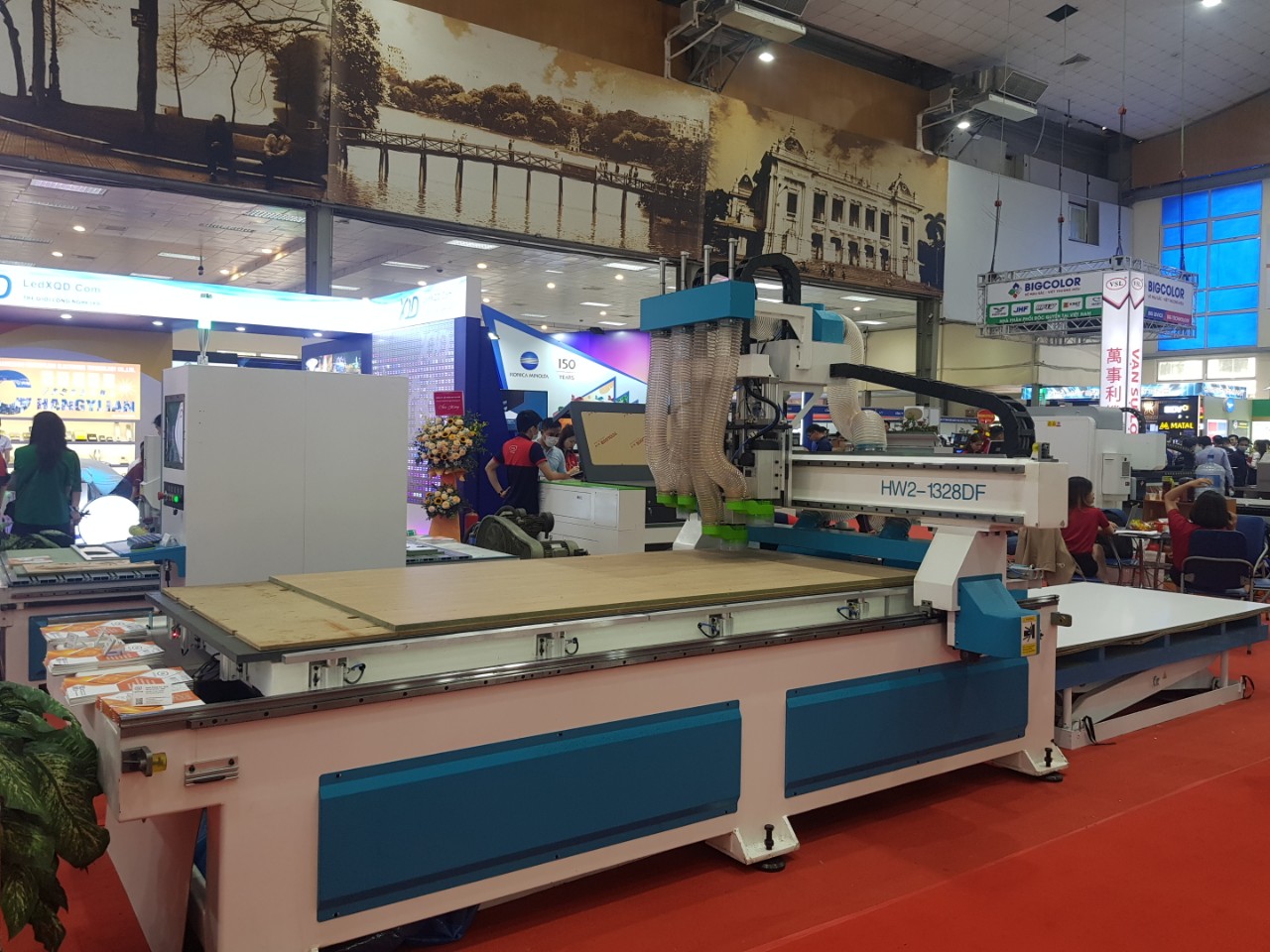 Trưng bày nhiều thiết bị và công nghệ quảng cáo, máy móc ngành in ấn, bao bì