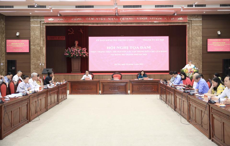 Không ngừng mở rộng dân chủ, nhất là dân chủ trong Đảng