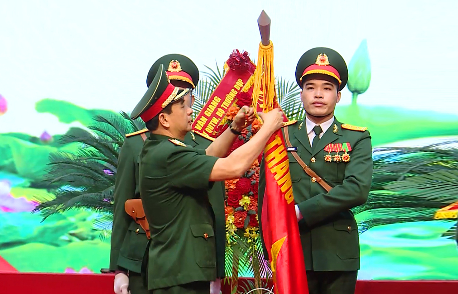 Tạp chí Quốc phòng toàn dân đón nhận Huân chương Bảo vệ Tổ quốc