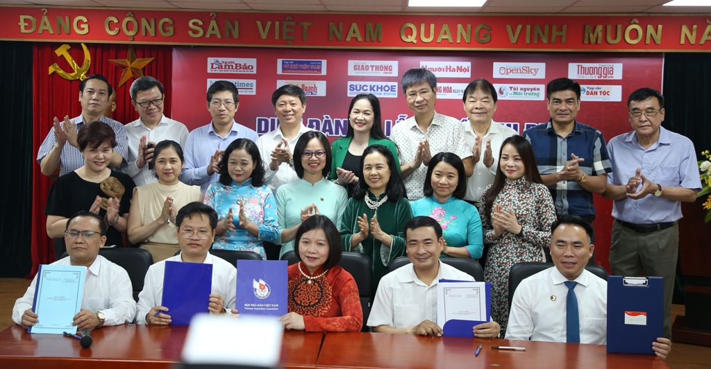Thi đua xây dựng môi trường văn hóa trong cơ quan báo chí