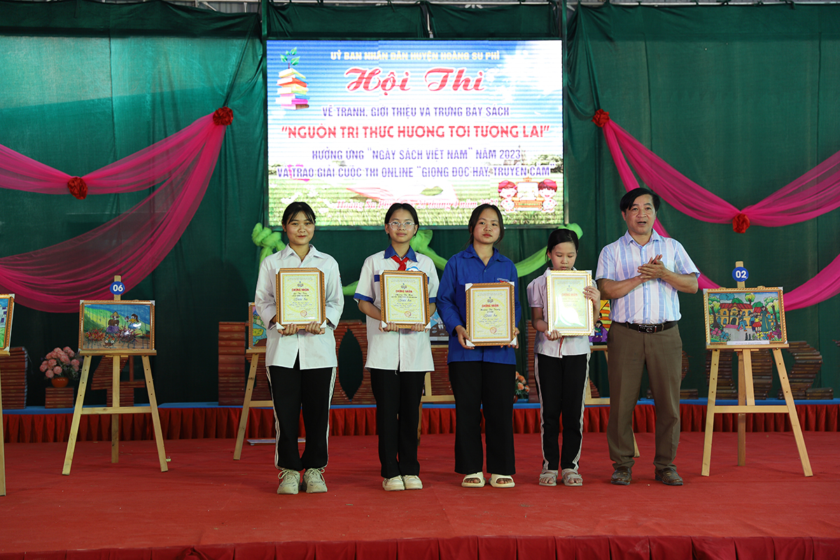 Hoàng Su Phì tổ chức Hội thi vẽ tranh, giới thiệu và trưng bày sách