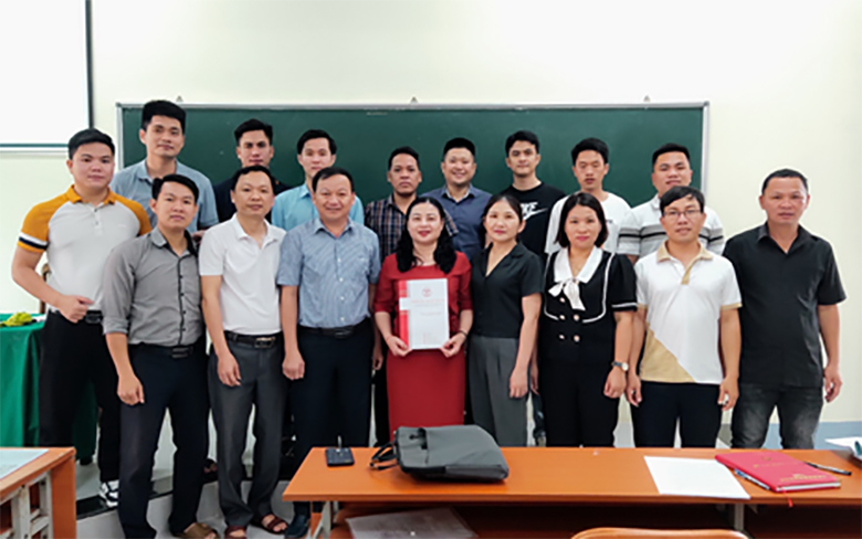 Thành lập Chi bộ Đảng Lớp bồi dưỡng tiếng Lào dành cho cán bộ lãnh đạo, quản lý