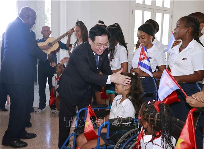 Chủ tịch Quốc hội Vương Đình Huệ thăm Trường phổ thông đặc biệt hữu nghị Cuba - Việt Nam