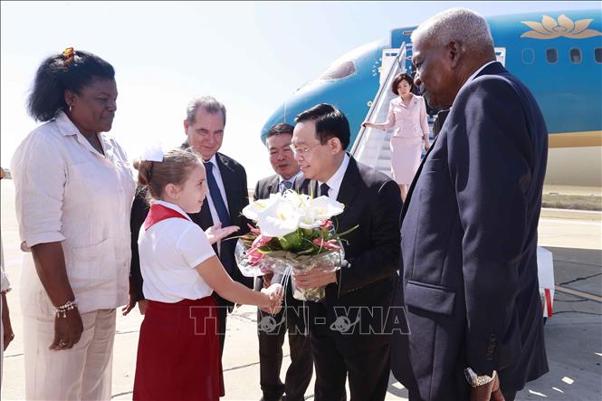 Chủ tịch Quốc hội Vương Đình Huệ thăm thành phố Santiago de Cuba