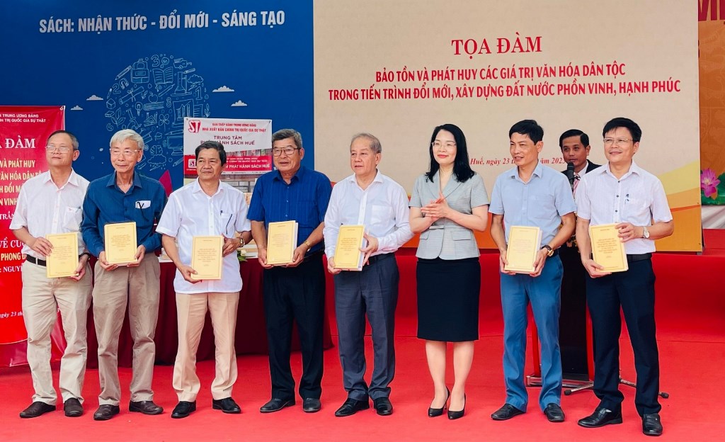 Khẳng định tầm quan trọng của sách trong việc bảo tồn và phát huy các giá trị văn hóa dân tộc