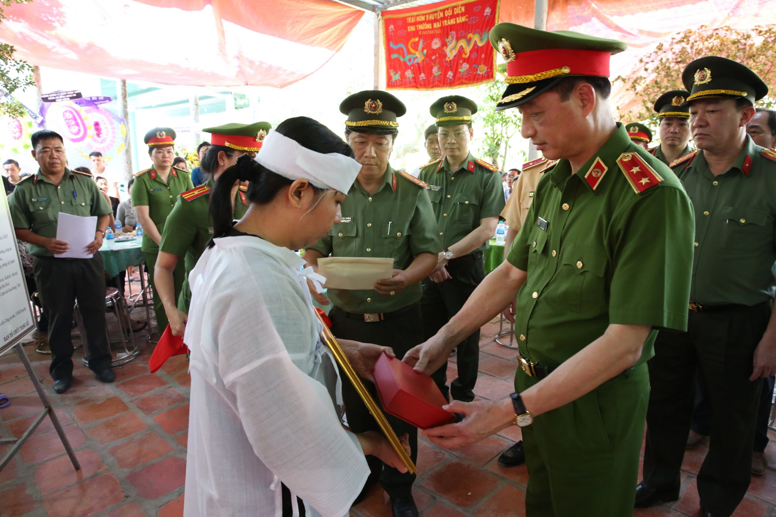 Truy thăng cấp bậc hàm lên Trung tá cho cán bộ Cảnh sát giao thông Long An hy sinh