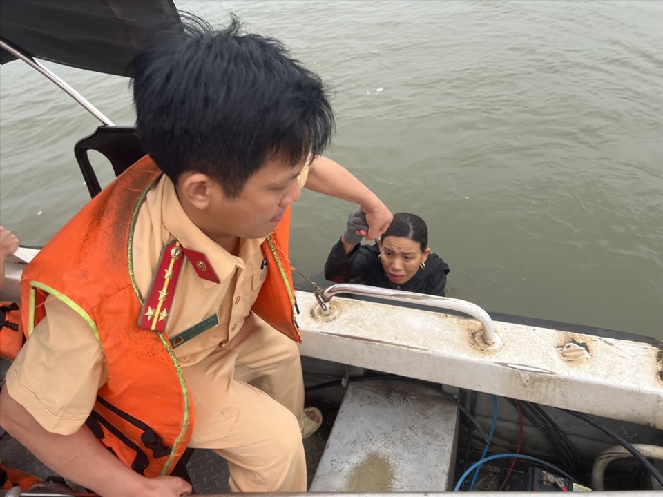 Kịp thời cứu người bị rơi xuống sông Hồng