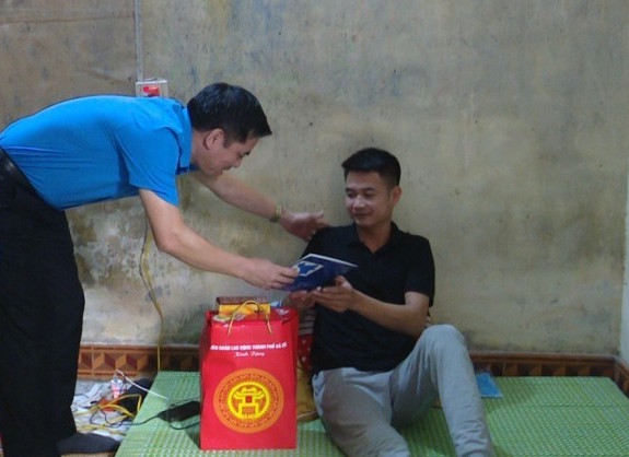 Trực tiếp động viên người lao động có hoàn cảnh khó khăn