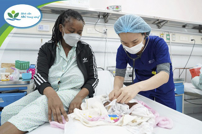 Bé gái nặng 800gr người Kenya được bác sĩ Việt Nam nuôi dưỡng thành công