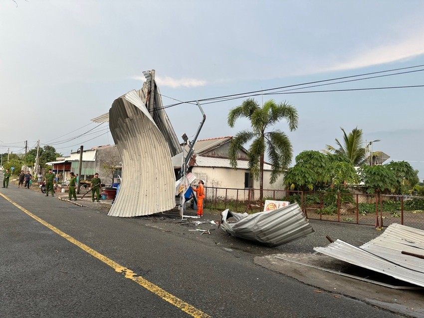 Tiền Giang Hàng chục căn nhà bị thiệt hại vì mưa, giông lốc