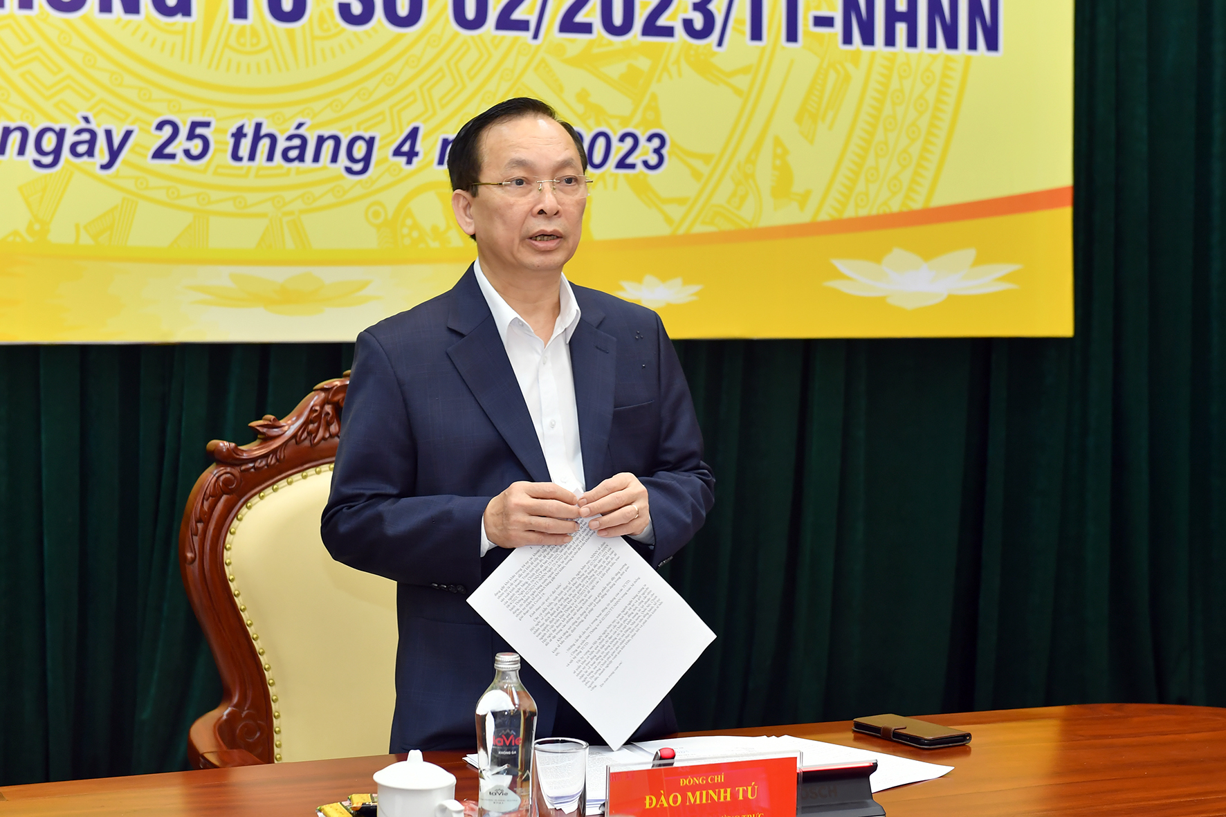 Tiếp tục hỗ trợ thanh khoản hệ thống để giúp các ngân hàng hạ mặt bằng lãi suất