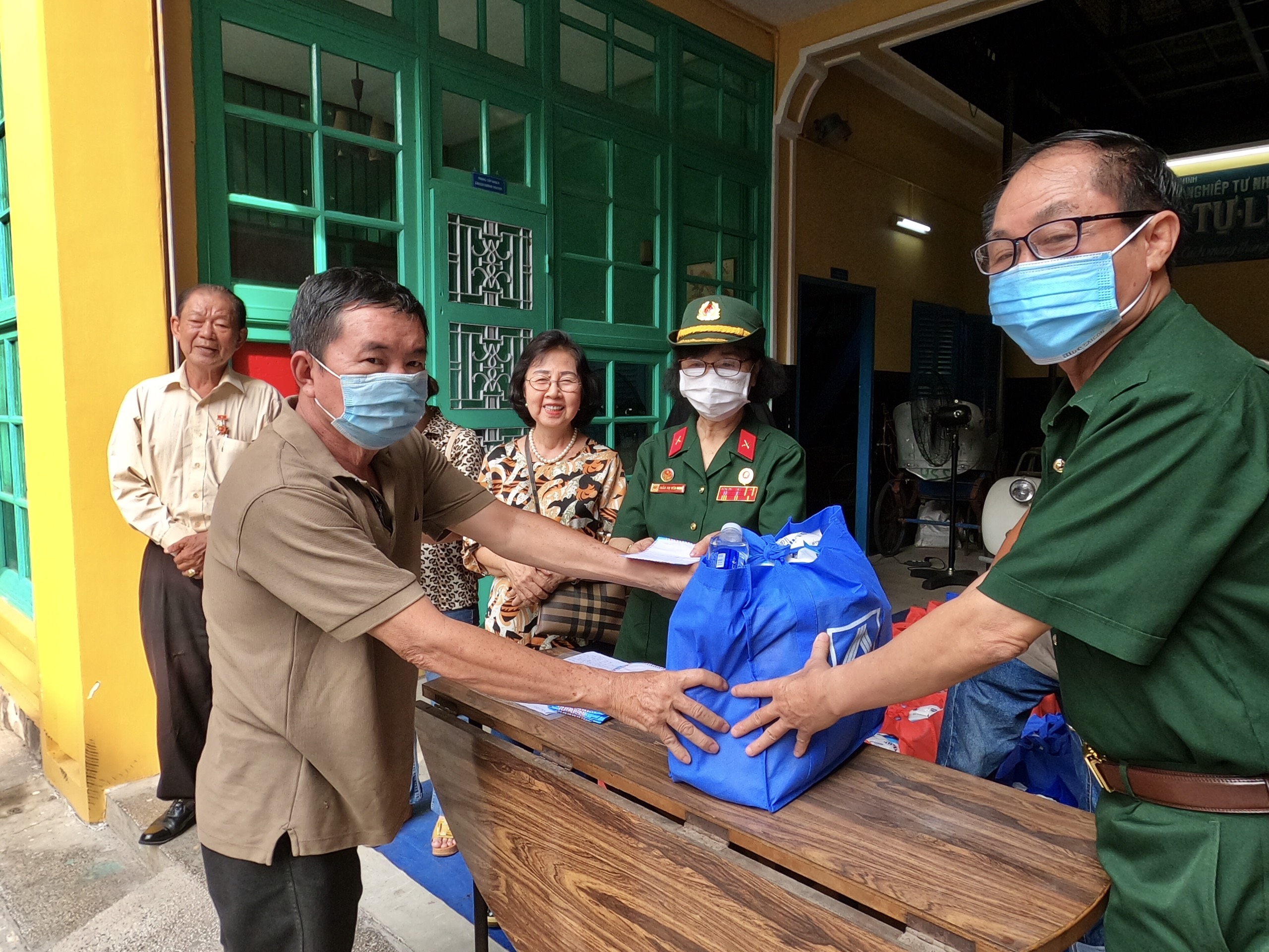 Tặng quà cho người dân khó khăn tại quận 10, TP Hồ Chí Minh