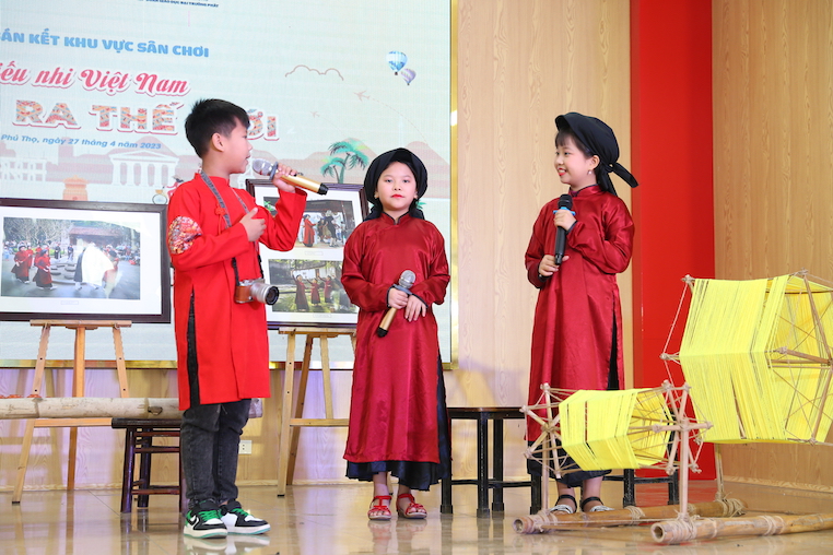 Thiếu nhi Trung du và miền núi phía Bắc trổ tài thuyết trình bằng tiếng Anh