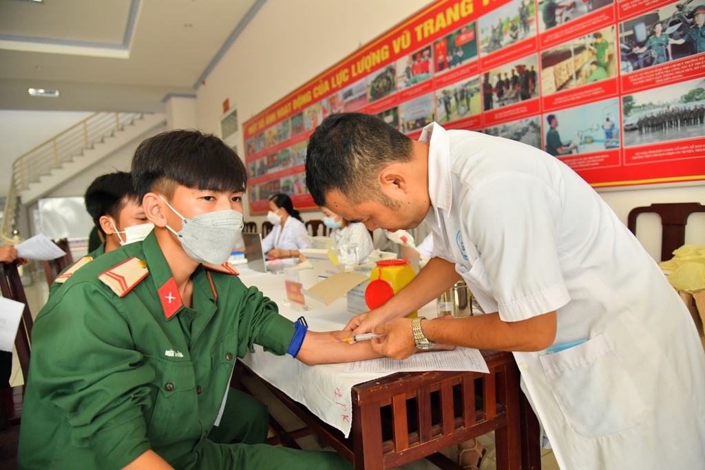 Cán bộ, chiến sĩ lực lượng vũ trang tỉnh Kiên Giang tham gia hiến máu tình nguyện