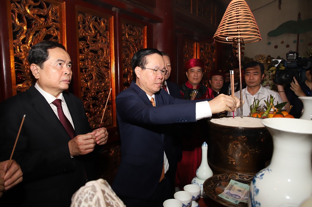 Chủ tịch nước Võ Văn Thưởng dâng hương tưởng nhớ các Vua Hùng