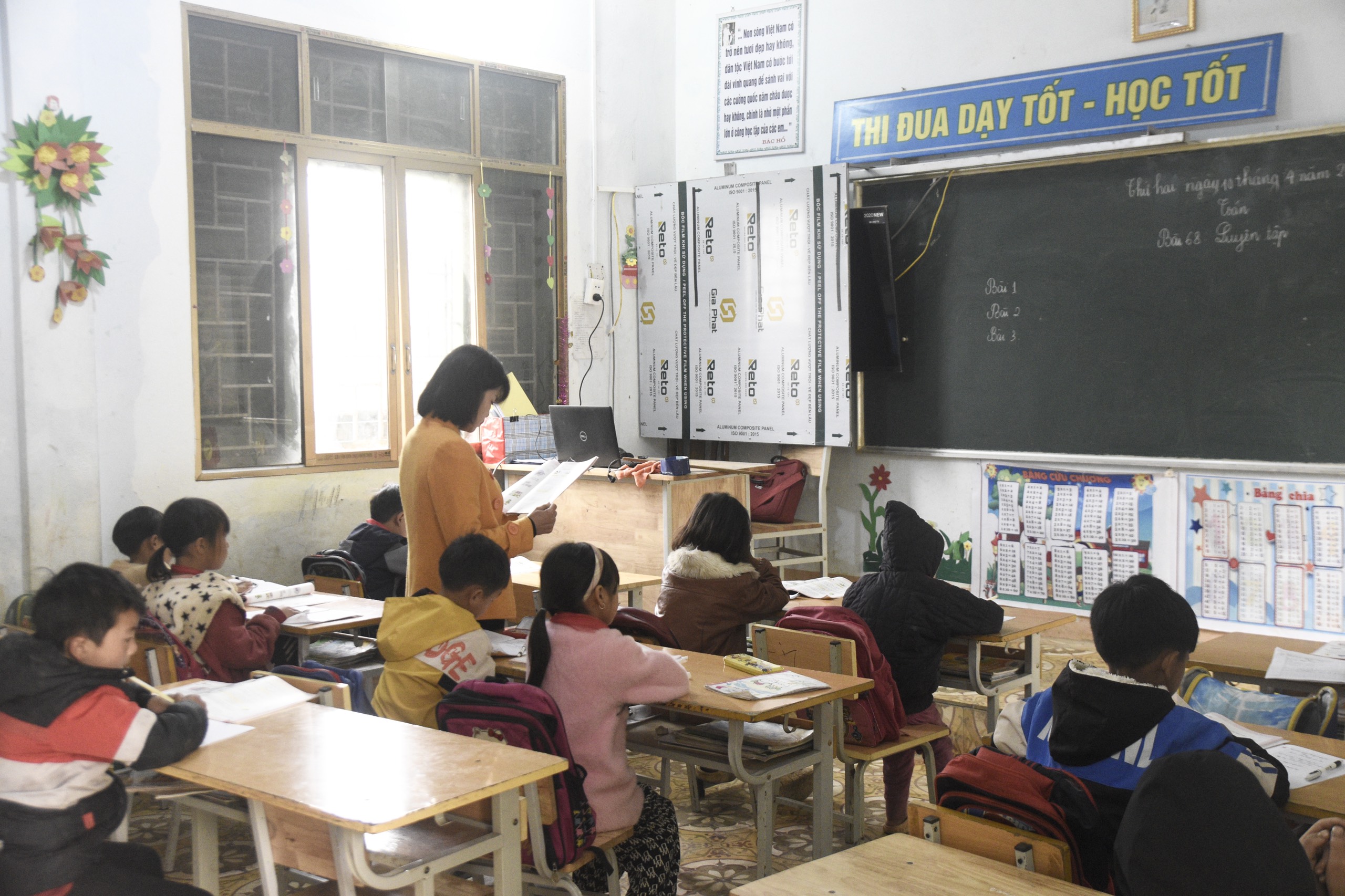 Hành trình “cõng chữ lên non” ở Hang Kia