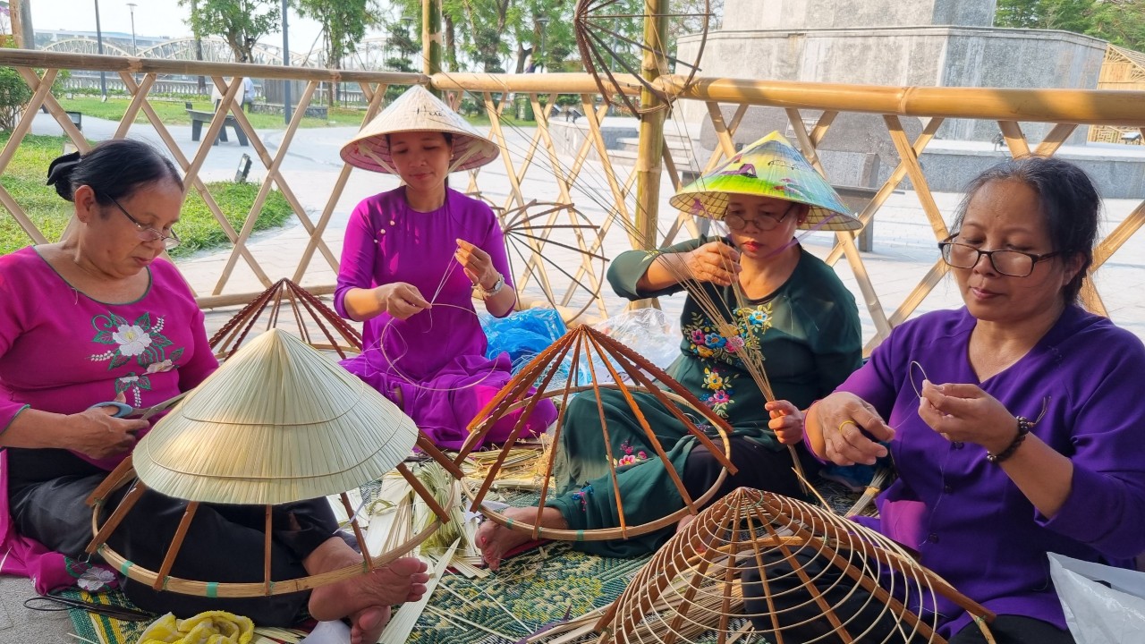 Giữ hồn cho nón lá Huế