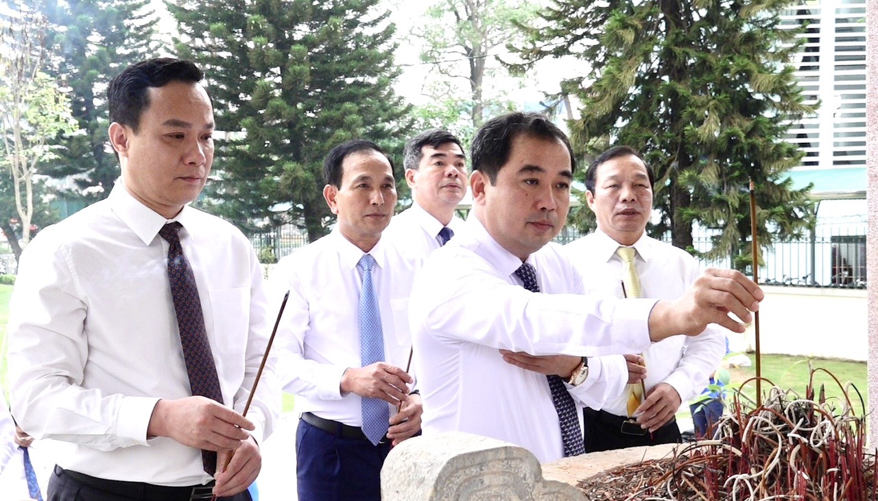 Các đồng chí lãnh đạo tỉnh dâng hương tưởng nhớ các anh hùng liệt sĩ