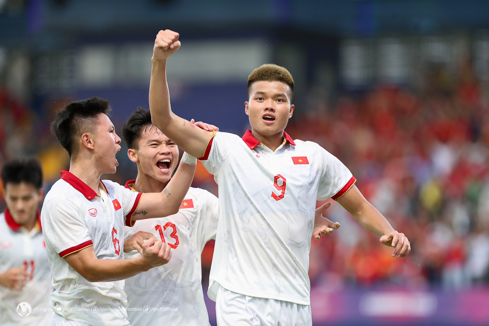 Đánh bại U22 Singapore, U22 Việt Nam lên ngôi đầu bảng B SEA Games 32