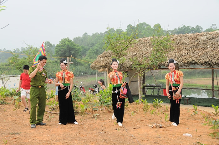 Đằm thắm văn hoá giao duyên của người H’Mông, Thái